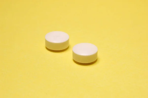 Dva Pilulky Zavřít Žlutém Pozadí — Stock fotografie