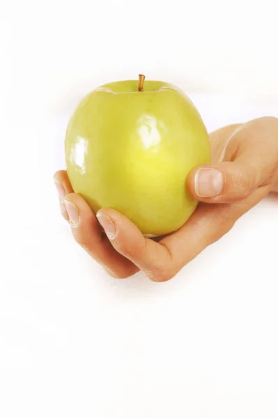 Mano Femenina Sosteniendo Una Manzana Verde Sobre Fondo Blanco — Foto de Stock