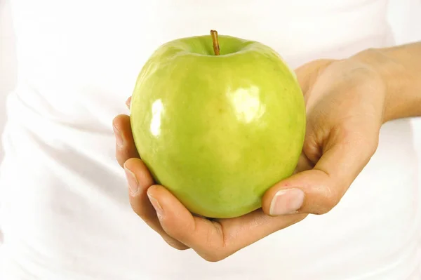 Mujer Sosteniendo Manzana Verde Sobre Fondo Blanco — Foto de Stock