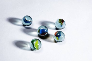 beyaz arkaplandaki çubuk topları veya misketler