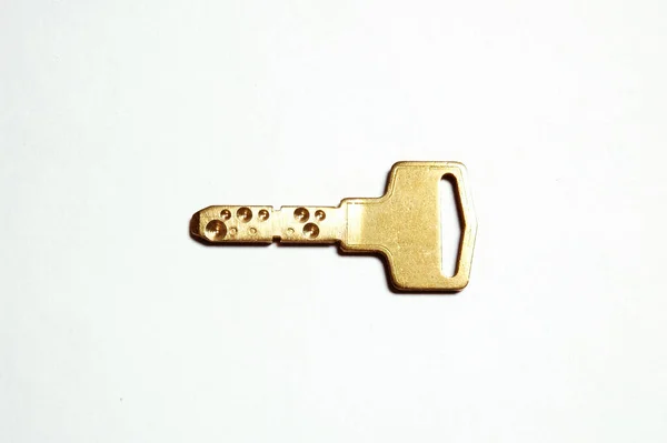 Κλείσιμο Ενός Κλειδιού Λευκό Φόντο — Φωτογραφία Αρχείου