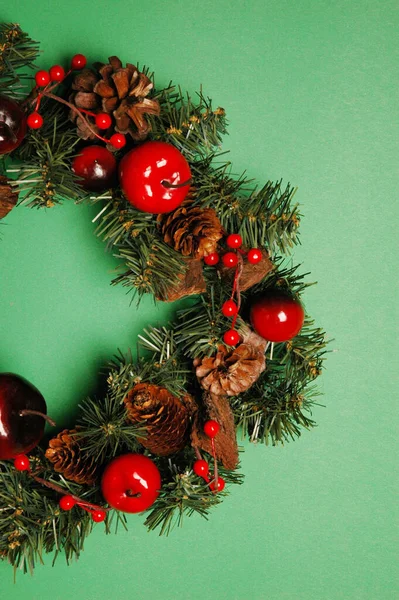 Weihnachtsschmuck Auf Grünem Hintergrund — Stockfoto
