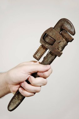 Beyaz arkaplanda Spanner 'la el ele