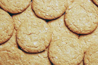 Tam kare bal kurabiyeleri.