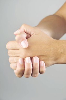 Beyaz arkaplanda el sıkışık