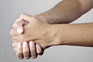 beyaz zemin üzerine işaret