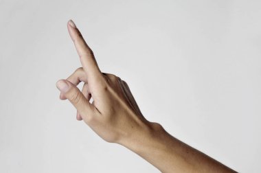 beyaz zemin üzerine işaret