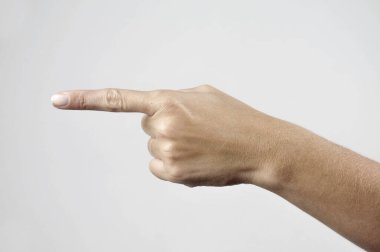 beyaz zemin üzerine işaret