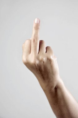 beyaz zemin üzerine işaret