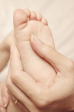 Yatak odasında bebek ayaklarıyla ilgili detay 