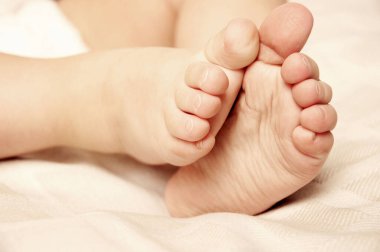 Yatak odasında bebek ayaklarıyla ilgili detay 