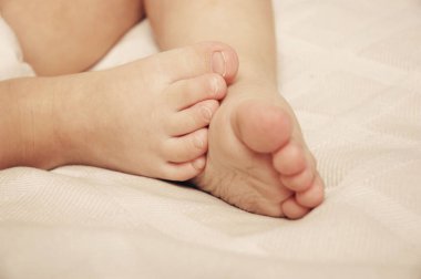 Yatak odasında bebek ayaklarıyla ilgili detay 