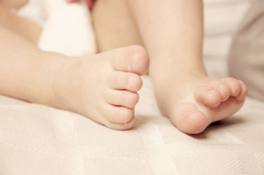 Yatak odasında bebek ayaklarıyla ilgili detay 