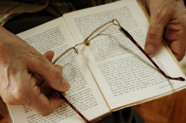 Gözlüklü ve Kitaplı El