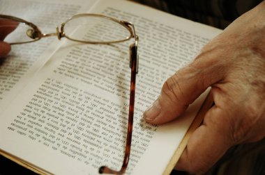 Gözlüklü ve Kitaplı El