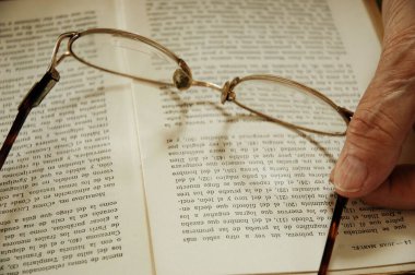 Gözlüklü ve Kitaplı El