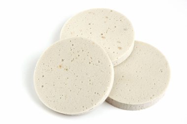 Beyaz arkaplanda yuvarlak köpük