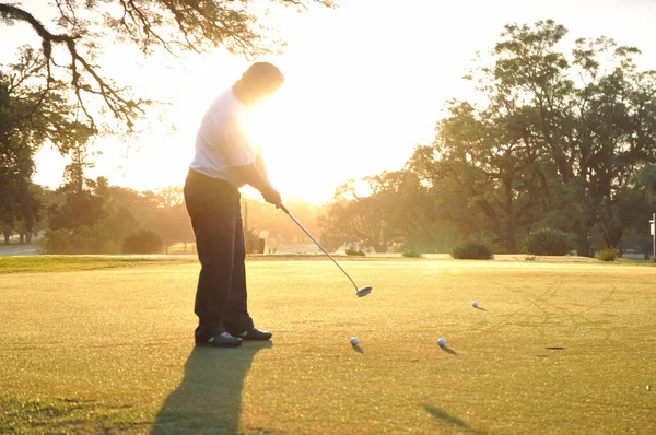 Dorosły Mężczyzna Gra Golfa Zachodzie Słońca — Zdjęcie stockowe