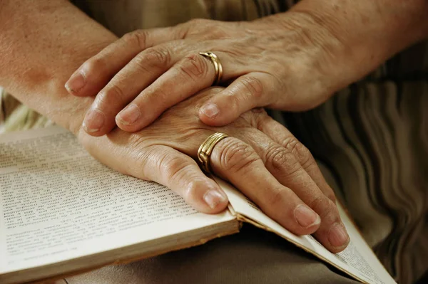 Kitaplı Kadın Yetişkin Eller — Stok fotoğraf