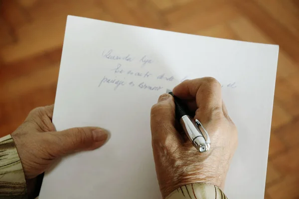 Mãos Adultas Femininas Escrever Uma Carta — Fotografia de Stock