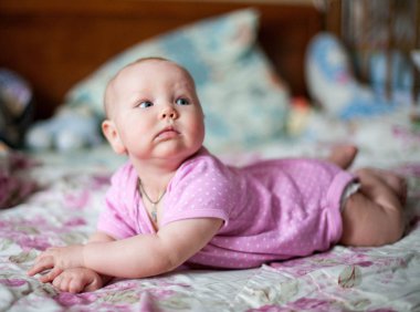 Küçük bir kız ev gülümseyen iskambil