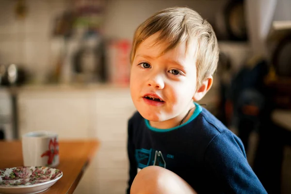Bir Çocuk Evde Çay Içme — Stok fotoğraf