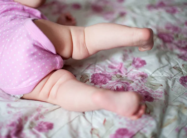 Sweet Plump Legs Bab Girl Playing Blanket — Stock Photo, Image