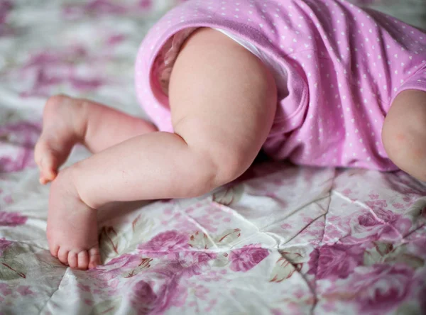 一个在毯子上玩耍的巴布女孩的甜甜的丰满的腿 — 图库照片