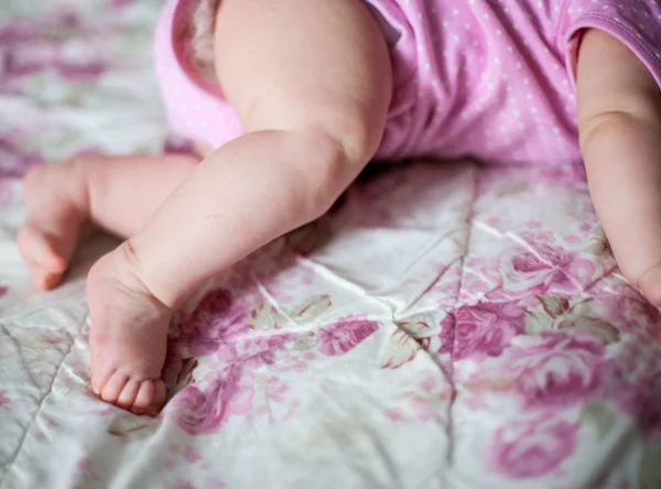 一个在毯子上玩耍的巴布女孩的甜甜的丰满的腿 — 图库照片