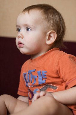 Küçük bir çocuk evde tek başına oturmak