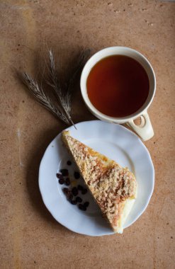 Bir süzme peynir pasta ile çay
