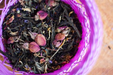 Bir kase aromatik bitkisel çay ve bir dizüstü bilgisayar ya da günlük planlayıcısı