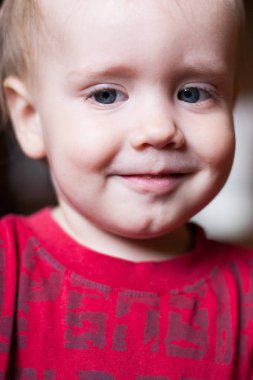 Evde küçük bir çocuk portresi