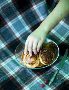 Fiber arka plan üzerinde tarçınlı çörek