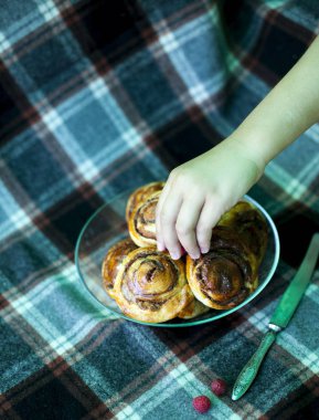 Fiber arka plan üzerinde tarçınlı çörek