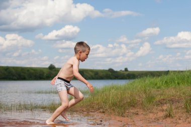 Nehirden yaz aylarında çalışan bir çocuk