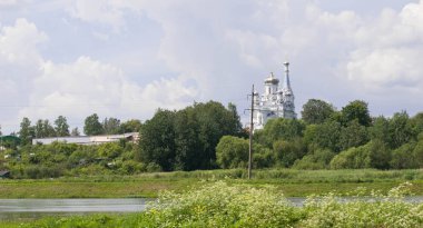 Saint-Petersburg banliyösünde bulunan beyaz bir kilise
