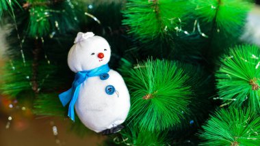 El yapımı bir kardan adam, bir Noel ağacı süsle