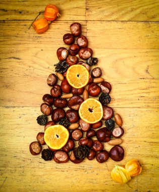 Kestane ve diğer doğal malzeme yapılmış özgün bir Noel ağacı