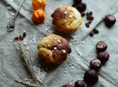 Ev pasta keten bir arka plan üzerinde süzme peynir ile yapılan