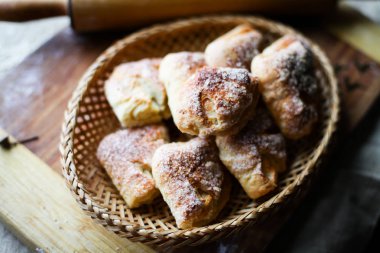 Ahşap bir kase lezzetli peynir kurabiye