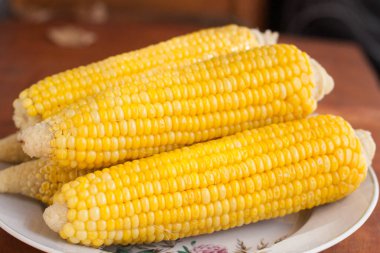 Tatlı Mısır tuz şeker ve tereyağı masanın üzerinde yatan ile haşlanmış