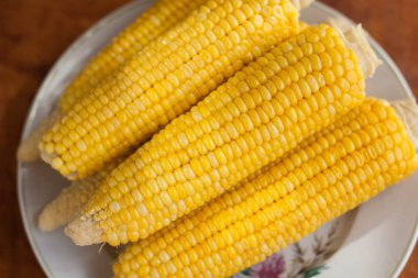 Tatlı Mısır tuz şeker ve tereyağı masanın üzerinde yatan ile haşlanmış