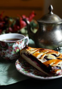 Sabah çay ile bir yaban mersini turtası