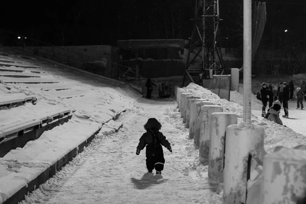 Seorang Anak Kecil Berjalan Sendirian Dalam Gelap — Stok Foto