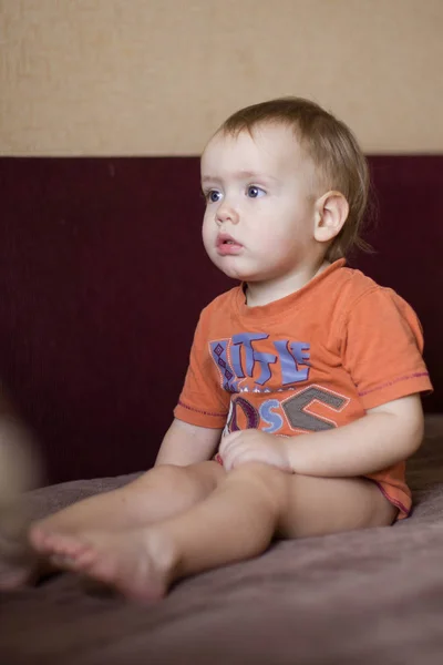 Menino Pequeno Sitiing Casa Assistindo — Fotografia de Stock