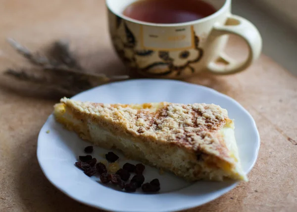 Bir süzme peynir pasta ile çay