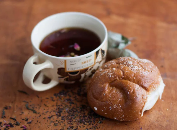 Gül ve çörek bitkisel çay