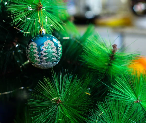 Boże Narodzenie Czy Nowy Rok Ozdoby Choinkowe Wiszące Drzewie — Zdjęcie stockowe