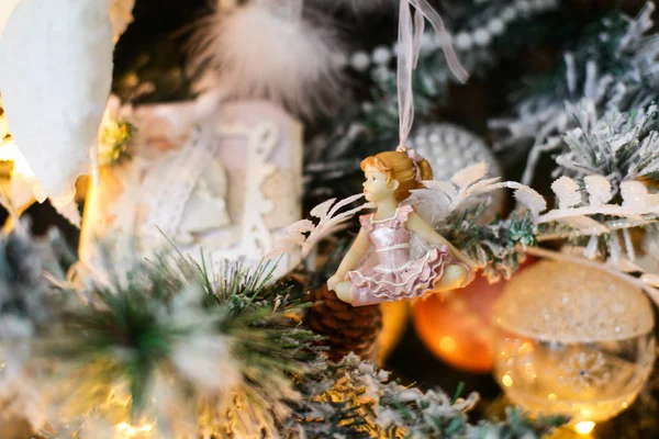 Küçük bir oyuncak, bir Noel ağacına asılı bir dans eden kız